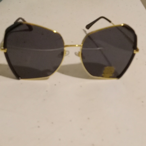 Fashion " Black & Gold " Butterfly Sunglasses - Picture 6 of 7